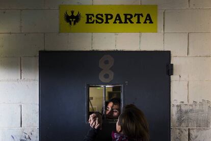 Una asistente social conversa con un recluso en la entrada del pabellón 8 del penal.