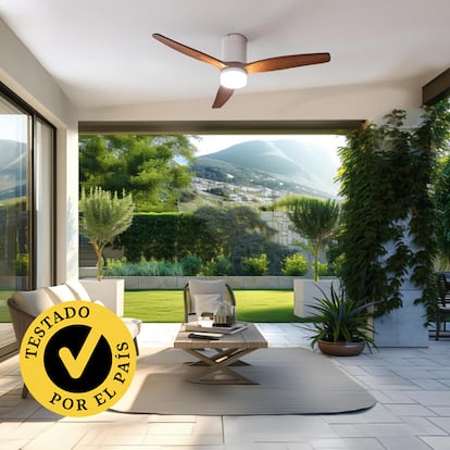 Un ventilador de techo inteligente en una terraza exterior cubierta.