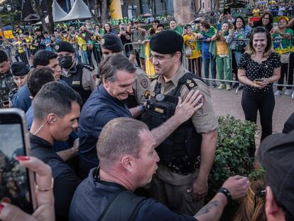 El presidente de Brasil, Jair Bolsonaro, saluda a un policía durante un Mitin en Belo Horizonte, Estado de Minais Gerais, el 24 de agosto.