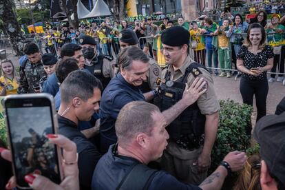 Bolsonaro saluda a un policía