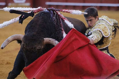 El Juli, durante la faena por la que recibió dos orejas ayer en la plaza de la Maestranza.