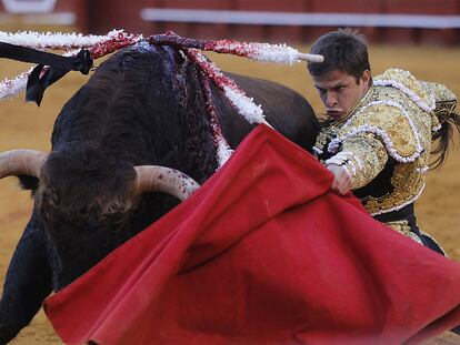 El Juli, durante la faena por la que recibió dos orejas ayer en la plaza de la Maestranza.