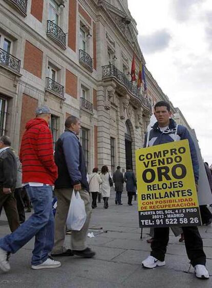 Hombres anuncio en la Puerta del Sol de Madrid.