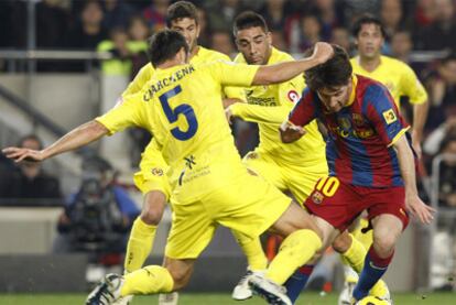Leo Messi, entre varios jugadores del Villarreal.