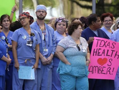 Trabajadores del hospital de Dallas en apoyo a una de las enfermeras infectadas.