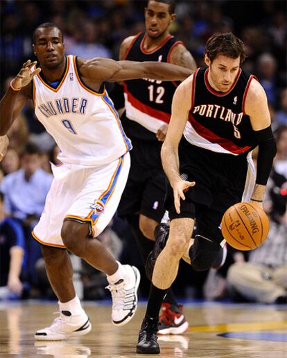 El jugador de los Trail Blazers de Portland, Rudy Fernández, domina el balón ante la mirada de Serge Ibaka de los Thunder de Oklahoma City.