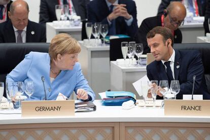 La canciller alemana, Angela Merkel, y el presidente francés, Emmanuel Macron, hoy en Osaka en la cumbre del G20.