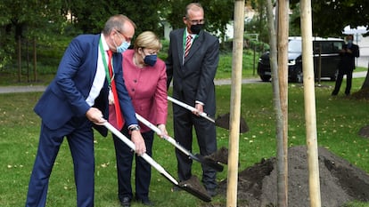 Angela Merkel, junto al alcalde de Templin, Detlef Tabbert, y Franz-Christoph Michel, durante la celebración de los 750 años del municipio.