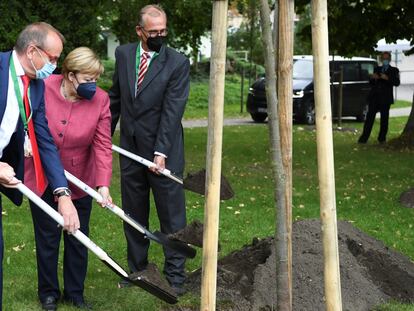 Angela Merkel, junto al alcalde de Templin, Detlef Tabbert, y Franz-Christoph Michel, durante la celebración de los 750 años del municipio.