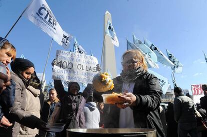 Una mujer sirve un plato de comida en plena Plaza de la Rep&uacute;blica.