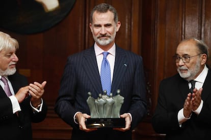 El Rey, con el galardón en las manos, entre Adrián Wertheim (izquierda) y Saúl Gilvich.