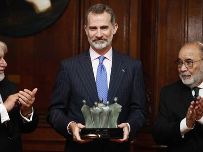 El Rey, con el galardón en las manos, entre Adrián Wertheim (izquierda) y Saúl Gilvich.