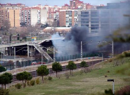 La explosión se produjo junto a un puente cercano que atraviesa la M-40, cuya estructura aún se desconoce si ha resultado dañada