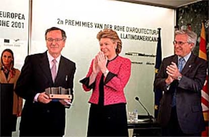 Rafael Moneo, izquierda, recibe el premio ante la comisaria europea Viviane Reding y el alcalde Joan Clos.