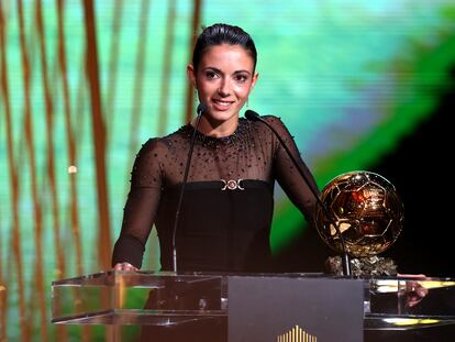 Aitana Bonmatí durante su discurso de agradecimiento, tras recibir el Balón de Oro.