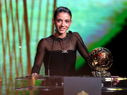Aitana Bonmatí durante su discurso de agradecimiento, tras recibir el Balón de Oro.