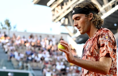 Tsitsipas se dispone a sacar durante el partido del domingo contra Offner.