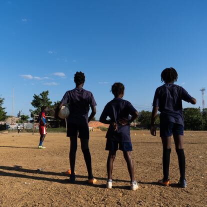 Jugadoras del equipo de fútbol femenino Panteras Prietas durante el entrenamiento en San Basilio de Palenque, Bolívar, Colombia, el 31 de enero de 2023.