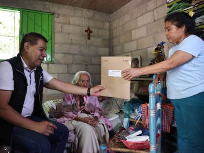 Un funcionario del INE recibe el voto anticipado de una mujer mayor, el 15 de mayo de 2023 en Toluca (Estado de México).