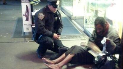 Jennifer Foster de Arizona fotograf&iacute;a el momento en el que un polic&iacute;a ayuda a un vagabundo en Times Square