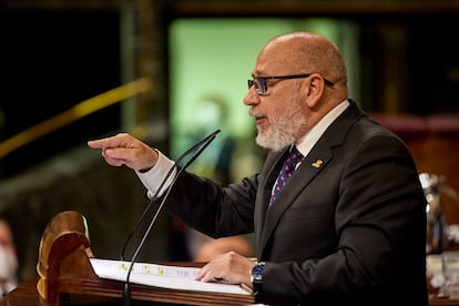 El diputado de Vox Francisco José Alcaraz, interviene desde la tribuna del Congreso en un Pleno en febrero de 2022.