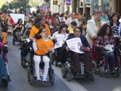 Cientos de personas con discapacidad se manifiestan en Valencia contra el copago.