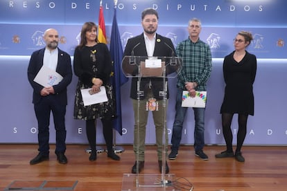 Gabriel Rufián of the Catalan Republican Left (ERC) and other lawmakers explaining why they refused to sit inside parliament while the king gave his speech.