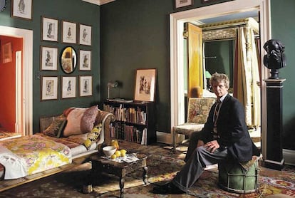 Christopher Gibbs, fotografiado en su casa de Londres, entre Picadilly y Savile Row, en los años sesenta.