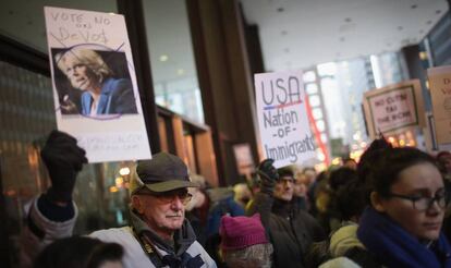 Pancarta contra DeVos durante una manifestación en Chicago el 31 de enero.