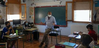 Clase en una escuela rural con cinco alumnos en Paúles de Sarsa, pedanía de Aínsa - Sobrarbe, en la provincia de Huesca.