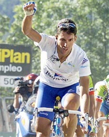 José María Jiménez alza su puño derecho al conseguir una victoria de etapa en la Vuelta a España de 1998.