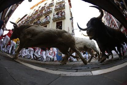 El sexto encierro de los Sanfermines 2019, protagonizado hoy viernes por los toros de la ganadería Núñez del Cuvillo, ha durado tan solo dos minutos y 18 segundos pero ha sido uno de los más emocionantes y complicados de este año.