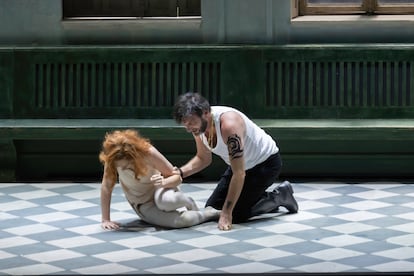 O confronto final entre Louise (Elsa Dreisig) e seu pai (Nicolas Courjal) é fundamental para entender a proposta cênica da ópera de Gustave Charpentier proposta por Christof Loy.