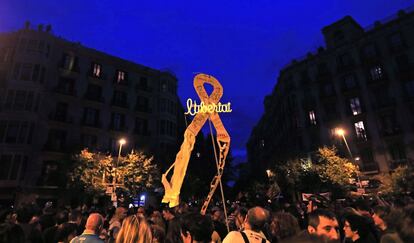 Los manifestantes portan un gran lazo amarillo con la palabra llibertat en su marcha hacia Via Laietana.