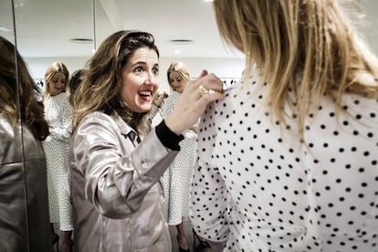 Ana García, creadora de Cherubina, con Carmen Sebastián, una de sus clientas, en la tienda de Sevilla.