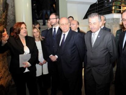 Mari Mar Blanco, primera por la derecha, escucha este lunes en Vitoria las explicaciones de la comisaria de la exposición sobre una foto del asesinato de su hermano Miguel Ángel, junto a las autoridades presentes en la inauguración. 