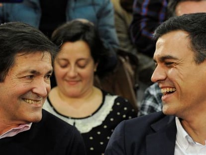 El presidente de la actual gestora del PSOE, Javier Fernandez (izquierda) y el exsecretario general del partido, Pedro S&aacute;ncehz. 