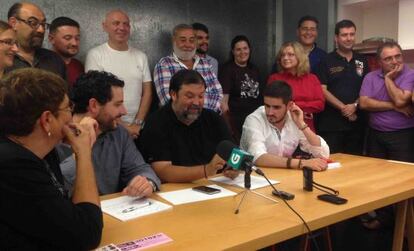 Francisco Caamaño, sentado en el centro, esta mañana con su ejecutiva.