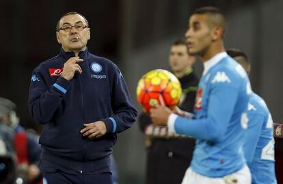 Maurizio Sarri durante un partido con el Nápoles.