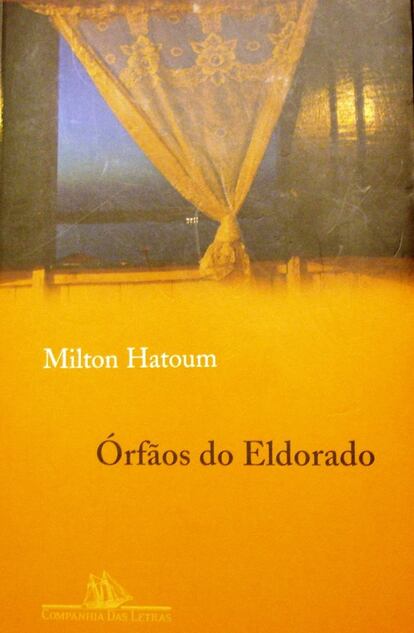 'Órfãos do Eldorado' (Huérfanos de El Dorado), que transcurre en una ciudad a orillas del Amazonas, narra la historia de Arminto Cordovil, un anciano tomado por loco por la población local. La vida de Cordovil se revela como un retrato de una región y de una época en que la extracción de la savia del árbol del caucho provocó una especie de fiebre del oro en Brasil. Durante los años en que los recolectores afluían al interior del bosque en busca de riqueza, la Amazonia, con todos sus misterios, fue vista, una vez más, como El Dorado, una tierra prometida. Hatoum, nacido en Manaos, es autor también de otros libros ya clásicos como Dois Irmãos y Relato de Um Certo Oriente. / A. DE O.