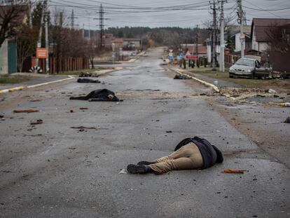 Cadáveres de civiles en la calle Yablonska, en Bucha, tras la retirada de las tropas rusas, el 2 de abril.