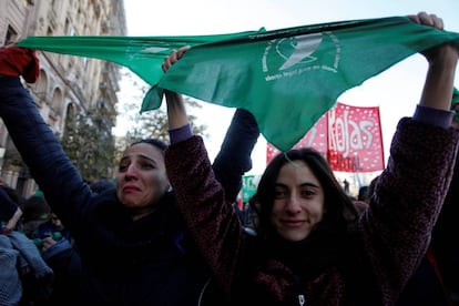 Millares de mujeres argentinas se movilizaron con un pañuelo verde como símbolo de la lucha por el aborto legal.