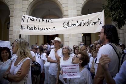 Concentración ciudadana en Sevilla en favor del diálogo y la concordia con respecto al problema en Cataluña.
