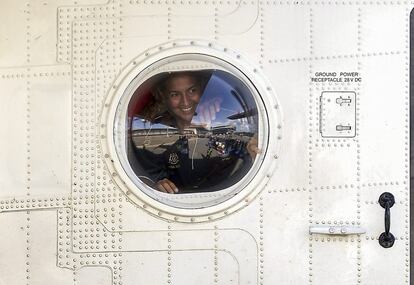 La española Marta Miguel sonríe desde un hidroavión Bombardier CL415 de la Marina malasia antes de desembarcar en el aeropuerto internacional de Kota Kinabalu en Malasia. Los españoles Marta Miguel y David Hernández, que desaparecieron hace once días cuando navegaban en aguas del norte de la isla de Borneo, llegaron a Kota Kinabalu, la capital de Saba, donde les esperaban varios familiares.