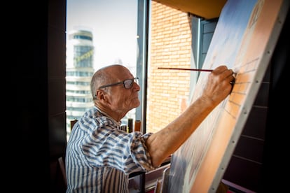 Antonio López, trabajando en el cuadro de la Gran Vía.