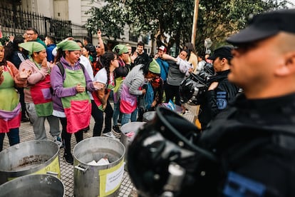 Integrantes de organizaciones sociales se manifiestan en contra de los recortes que afectan la entrega de alimentos para comedores sociales, este 17 de septiembre en Buenos Aires.