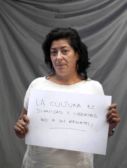 Almudena Grandes posa con un cartel en el que se lee: "La cultura es dignidad y libertad. ¡No a los recortes!". El mundo de la cultura protestaba entonces por los recortes y la subida del IVA, en julio de 2012.