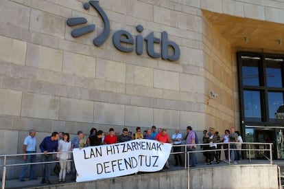 Protesta de los trabajadores de EiTB ante la sede del ente público en Bilbao.