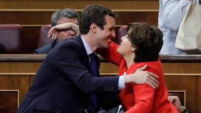 Soraya Sáenz de Santamaría y Pablo Casado durante el segundo pleno extraordinario del Congreso de los Diputados para renovar la cúpula de RTVE. 