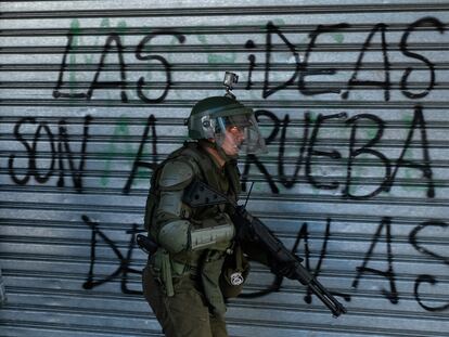 Funcionario de Carabineros durante las protestas de 2019 en Chile.